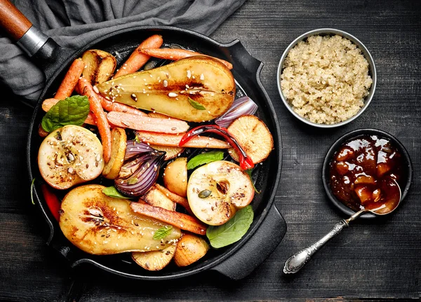 Geroosterde groenten en fruit — Stockfoto