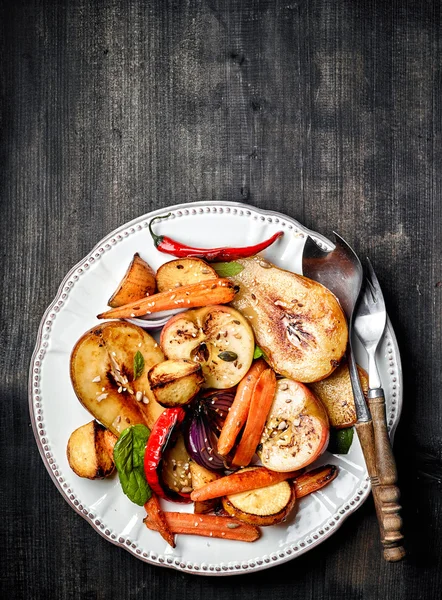 Geroosterde groenten en fruit — Stockfoto