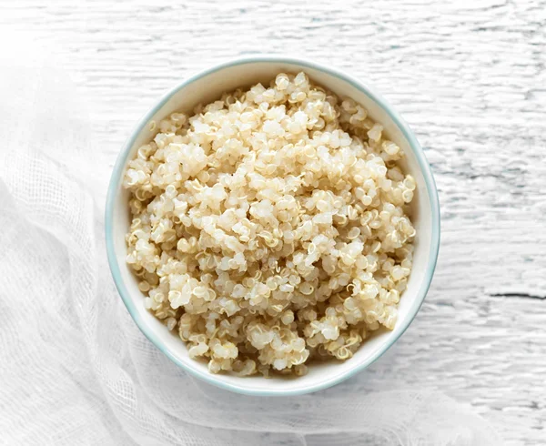 Skål med kokt quinoa — Stockfoto