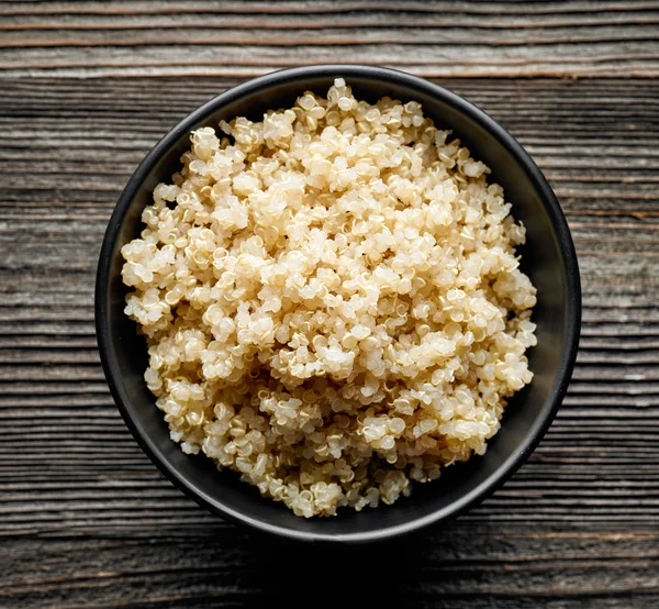 Skål med kokt quinoa — Stockfoto