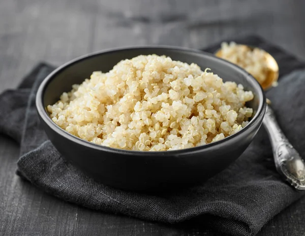 Skål med kokt quinoa — Stockfoto