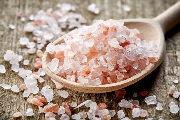 Spoon of pink himalayan salt — Stock Photo, Image