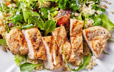 Quinoa ve sebze ızgara tavuk salatası