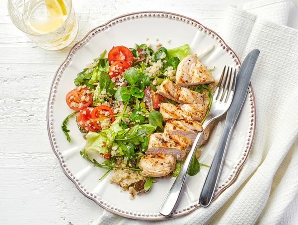 Quinoa und Gemüsesalat und gegrilltes Huhn — Stockfoto