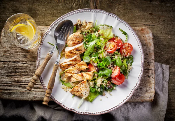 Ensalada de quinua y verduras y pollo a la parrilla —  Fotos de Stock