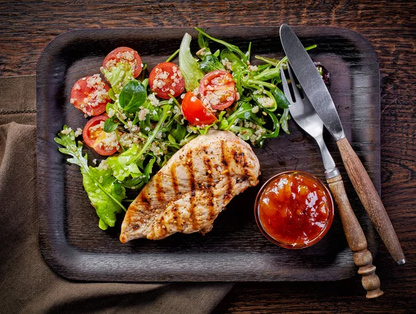 Quinoa och vegetabilisk sallad och grillad kycklingfilé — Stockfoto