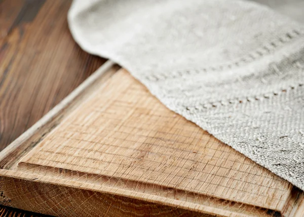 Tabla de cortar de madera y servilleta de lino — Foto de Stock