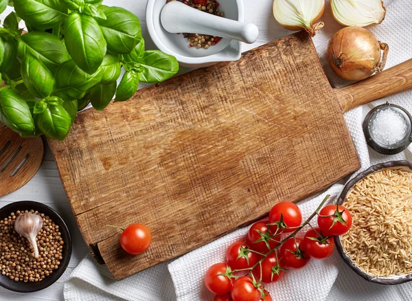 Fond de cuisson avec vieille planche à découper — Photo