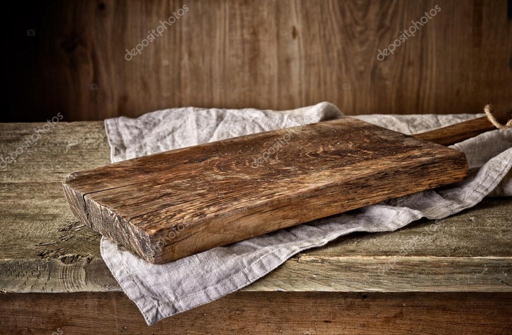 доски лежат. две доски лежат. доски для стройки на белом фоне. доски лежат. доски лежат вдали.