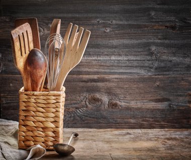 Ahşap masa üzerinde pişirme kap