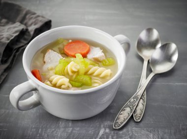 Tavuk ve sebze çorbası.