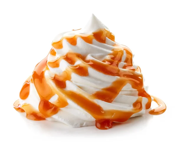 Crème fouettée avec sauce caramel sur fond blanc — Photo