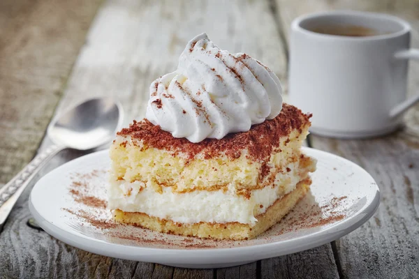 Kuchen mit Schlagsahne — Stockfoto