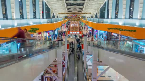 Compradores visitan el centro comercial en VILNIUS, LITUANIA Feria de Navidad — Vídeo de stock