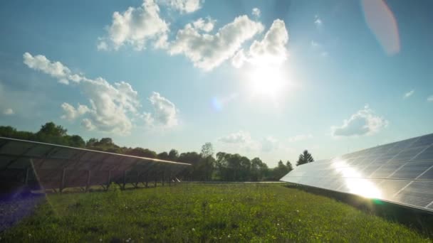 Painel solar e sol, lapso de tempo panorâmico — Vídeo de Stock