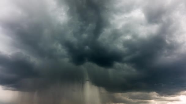 Nubes de lluvia con relámpagos, lapso de tiempo — Vídeos de Stock