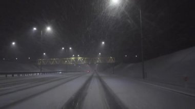 Karayolu üzerinde gece karda sürüş.