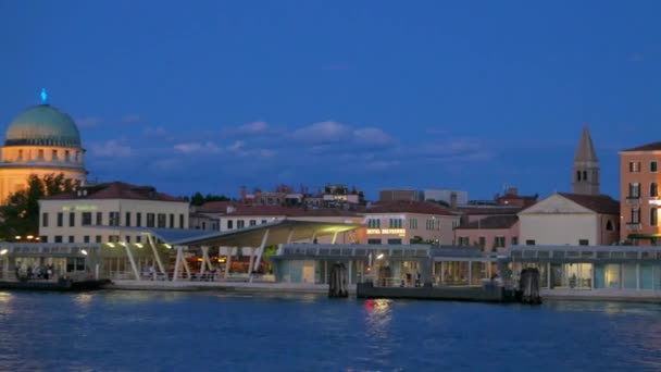 Lido di jesolo, italien-circa 2015 - hotels und pier an der adriatischen küste, in der nähe von venedig. — Stockvideo