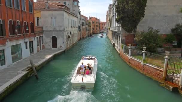 ヴェネツィア, イタリア-ヴェネツィアに沿ってボートのミディアム ショットの運河 - 2015年年頃. — ストック動画