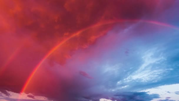 Regenboog en storm wolken bij zonsondergang, time-lapse — Stockvideo