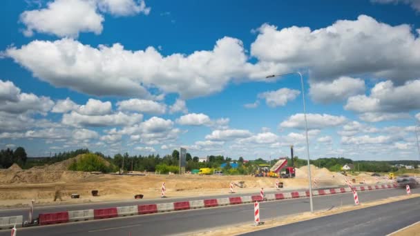 Werken op de asfaltering van de snelweg, 20 juni, 2016 in Vilnius, Litouwen — Stockvideo