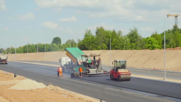 Works on asphalting the highway, JUNE 20, 2016 in Vilnius, Lithuania — Stock Video