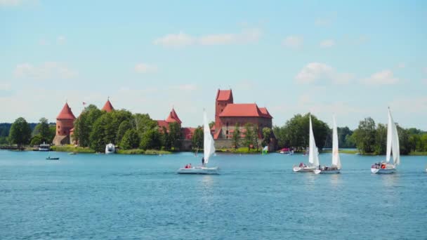 Regatta on the lake near Trakai Castle,, JUNE 18, 2016 in Trakai, Lithuania — стоковое видео