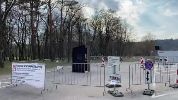 リトアニアのヴィリニュス 2020年4月頃 モバイルコロナウイルス試験センター — ストック動画