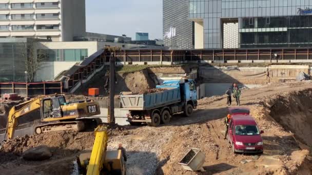 Vilnius, Litva - cca březen, 2020: Výkopové práce před výstavbou budovy s úpravou výplně