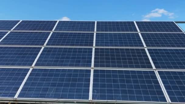 Solární Panely Pod Jarním Sluncem — Stock video