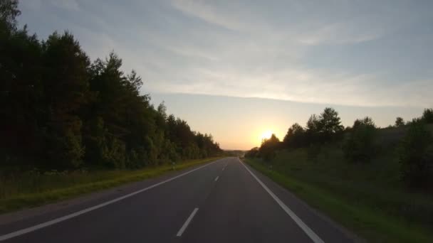 Bei Sonnenuntergang Auf Einer Landstraße Fahren — Stockvideo