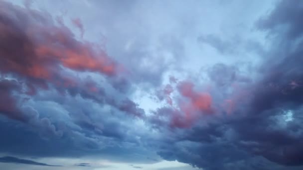 雨の雲の嵐の日没で 時間の経過になる — ストック動画