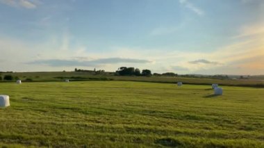 Saman balyalarıyla kırsal alan