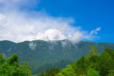Alp Dağları ve bulutlar