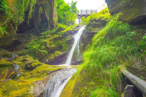 Grotte Del Cagleron Und Wasserfall Italien — Stockfoto