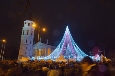 Vilnius, Litvanya - Aralık 2017: Katedral meydanındaki Noel ağacı