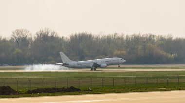 Polonya, Varşova, yaklaşık Nisan 2019: Uçak Chopin Havaalanına indi