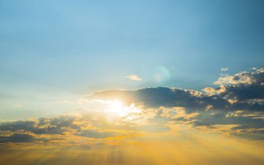 Gün batımında güneş ve bulutlar