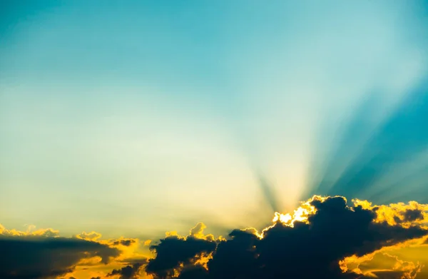 Nubes Atardecer Con Rayos Solares — Foto de Stock