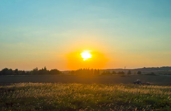 Vidéki Munka Egy Traktoron Ősszel — Stock Fotó