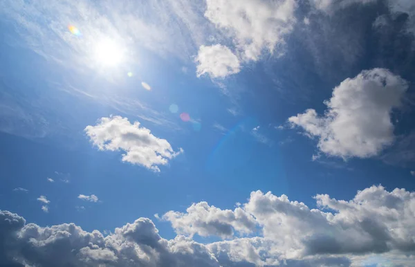 Ήλιος Και Σύννεφα Μεταβλητός Καιρός — Φωτογραφία Αρχείου