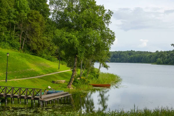 Piękny Krajobraz Jeziorem Molo Drewniana Łódź — Zdjęcie stockowe