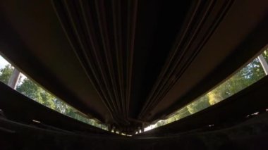 Trenin alt görüntüsü geçiyor, yavaş çekim