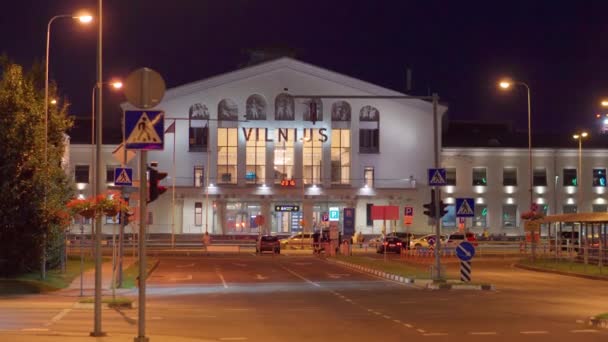 リトアニアのヴィリニュス 2021年7月頃 夜のヴィリニュス空港 Covid 19のために非常に少数の人々 — ストック動画