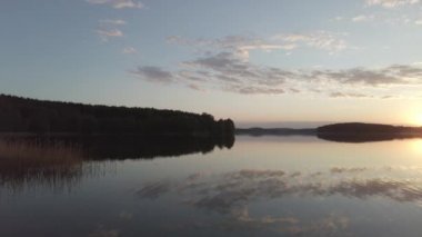 Panoramik göl üzerinden günbatımı