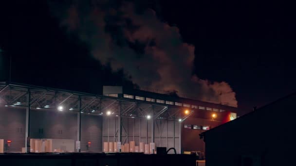Завод Вночі Забруднюючи Навколишнє Середовище Димом — стокове відео