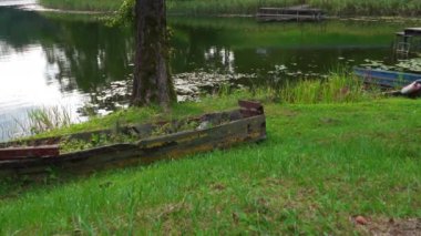 Göllü, tekneli ve yeşillikli güzel yaz manzarası