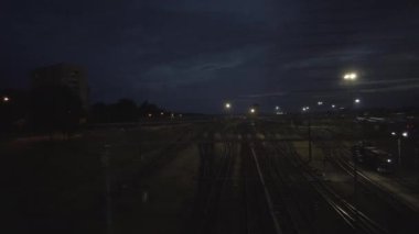 Gece tren istasyonu, dengeleyiciyle filme alındı.