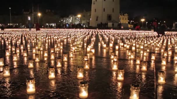 Κεριά στην πλατεία καθεδρικό ναό, Βίλνιους, Λιθουανία — Αρχείο Βίντεο