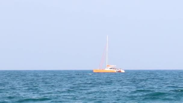 Yacht i Medelhavet — Stockvideo